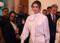 La reina de Jordania vuelve a captar la atención por su presencia en actividades públicas.
