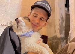 Integrante del equipo de Shakira comparte emotivo mensaje tras adoptar a un perro rescatado en Quito