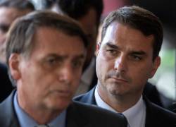 Flávio Bolsonaro junto a su padre, Jair.