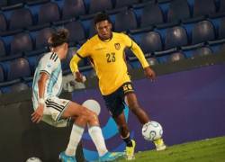 Johan Martínez (d) encarando al jugador argentino en la semifinal del Sudamericano Sub-17.