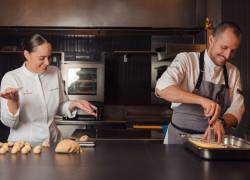 Los chefs Cristina Cánovas y Diego Aguilar, del restaurante español Palodú, son quienes llegaron a Guayaquil a formar parte de la experiencia Mesa de Sabores 2026.