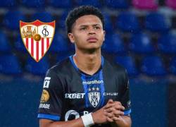 Patrik Mercado, jugador de IDV, junto al escudo del Sevilla.