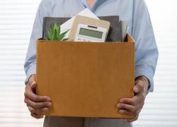 Persona desempleada con sus pertenencias de oficina.