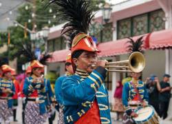 Tradicional desfile ecuatoriano por celebraciones de Carnaval.