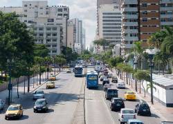 Imagen de vehículos transitando por Guayaquil. Desde el 1 de noviembre los vehículos que usen placas provisionales de papel serán sancionados.