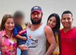 Alias Fito con su esposa y sus hijos.