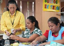 Imagen de mujeres recibiendo capacitación en corte y confección de ropa por parte de la Coordinación de Proyectos Zumar del Municipio de Guayaquil.
