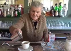 La barista italiana Anna Possi continúa trabajando a sus 100 años en el histórico Bar Centrale de Nebbiuno.