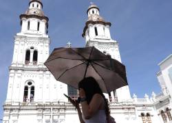 La ciudad de Cuenca ha registrado en los últimos días temperaturas altas donde los cuencanos y turistas se protejen del sol y los rayos UV con paraguas.