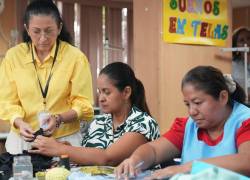 Imagen de mujeres recibiendo capacitación en corte y confección de ropa por parte de la Coordinación de Proyectos Zumar del Municipio de Guayaquil.
