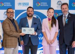 Fotografía del reconocimiento a Revista Vistazo con el Sello Empresa Inclusiva de ACNUR.