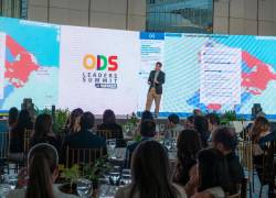 Fotografía de Dan Rizza, de Climate Central, durante su charla magistral en el ODS Leaders Summit 2025.