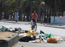 Fotografía de basura acumulada en las calles de Guayaquil.