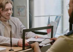 Solicitante de visa estadounidense en entrevista consular.