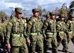 Imagen de aspirantes de la Esforse que avanzan en su formación militar.