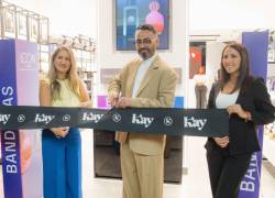 Corte de cinta por la apertura de Kay Cosmetics un espacio enfocado en productos para la belleza y el autocuidado.