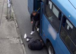 En las imágenes difundidas por la AMT se observa cómo el pasajero cae a la calzada y su brazo derecho es arrollado por el bus.