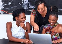 Fotografía referencial de tres mujeres emprendoras ecuatorianas en una capacitación virtual.