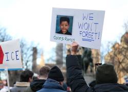 Manifestantes sostienen una foto de Liam durante una protesta en Nueva York.