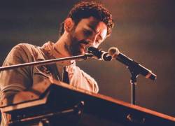 El músico Jonathan Meléndez en presentación en vivo; autoridades investigan el ataque registrado en su vivienda
