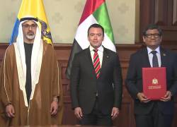 Autoridades de Ecuador y Emiratos Árabes Unidos durante la firma de acuerdos.