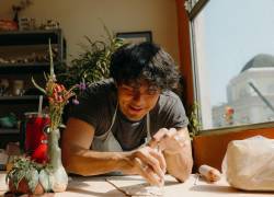 Imagen donde se ve al ceramista Alfonso Ponce en su taller trabajando en una obra.