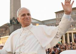 Fotografía de Papa León XIV, durante un recorrido por El Vaticano.