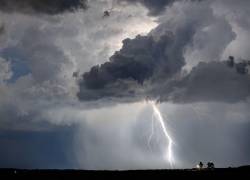 Cielo nublado con presencia de relámpagos.