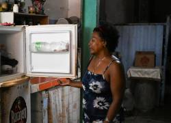 Arminda de la Cruz abre su refrigeradora en su casa de La Habana, Cuba.