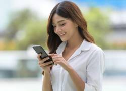Persona revisando su teléfono celular. En Ecuador Movistar y Tuernti pasaron a ser parte de la operadora telefónica Tigo.