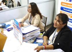 Personas en la feria de empleo en Quito.