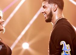 El anillo que Karol G usó en el Victoria’s Secret Fashion Show desató especulaciones sobre su relación con Anuel AA.