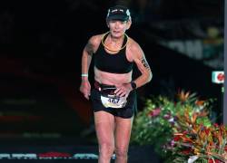 Natalie Grabow, de 80 años, rompe récords al completar el Ironman de Hawái 2025.