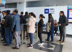 Imagen dónde se ve a personas haciendo fila en las oficinas de Cuenca del Servicio de Rentas Internas (SRI). Adultos mayores y personas discapacitadas son los grupos prioritarios que pueden solicitar devolución del IVA.