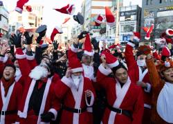 Voluntarios surcoreanos disfrazados de Papá Noel en Corea del Sur.