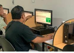 Ciudadanos realizando el examen teórico de licencia de conducir.