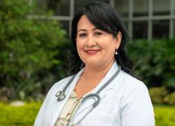 La doctora Glenda Ramos posando para revista Hogar.