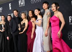 Audrey Nuna, Rei Ami, EJAE, Mark Sonnenblick, Chris Appelhans, Maggie Kang, Michelle Wong, Arden Cho, May Hong y Ji-young Yoo posan en la sala de prensa tras ganar los premios a Mejor Película Animada y Mejor Canción por Golden, de la película KPop Demon Hunters, durante la 31.ª edición de los Critics Choice Awards.