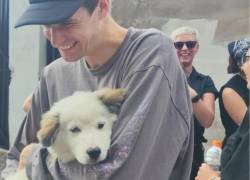 Integrante del equipo de Shakira adopta un perrito rescatado en Quito