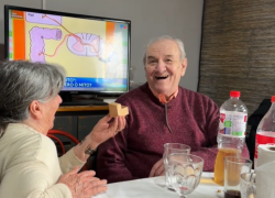 Una abuela pidió matrimonio a su pareja tras 57 años juntos y el video se viralizó en TikTok.