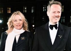 Imagen donde se ve a la actriz Kim Cattrall junto a su pareja Russell Thomas en el evento Fashion Awards in London 2025.