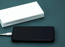 Imagen de un celular siendo cargado con una bateria portátil o power band.