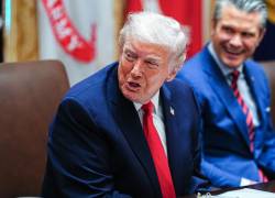 El presidente de Estados Unidos, Donald J. Trump (izq.), habla junto al secretario de Defensa, Pete Hegseth.