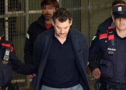 Agentes de la policía regional catalana escoltan a Jonathan Andic, hijo de Isak Andic, fundador de la marca de moda española Mango, a su llegada a un juzgado en Martorell.