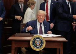 El presidente de Estados Unidos, Donald Trump, firma una orden ejecutiva en la Sala Roosevelt de la Casa Blanca.
