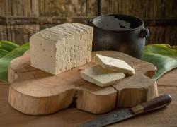 El queso chonero es un producto artesanal tradicional de la ciudad de Chone, en la provincia de Manabí, Ecuador. Se destaca por su textura compacta, ligeramente chiclosa o elástica.