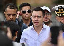 El presidente de Ecuador, Daniel Noboa (C), llega al Festival de la Independencia de Guayaquil en el Centro Cívico de Guayaquil, Ecuador, el 8 de octubre de 2025.