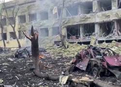 Un edificio dañado de un hospital infantil, automóviles destruidos y escombros en el suelo luego de un ataque aéreo ruso en la ciudad de Mariupol, en el sureste.