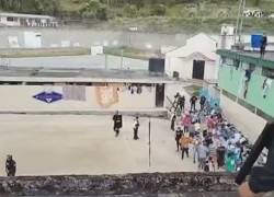 Un preso muerto y tres heridos tras amotinamiento en la cárcel de Loja