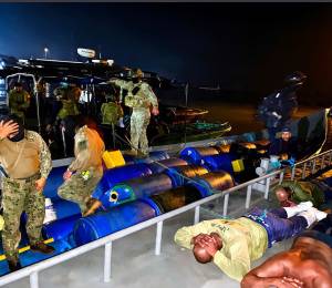 Fotografía del operativo que muestra a los detenidos y los tanques de combustible.